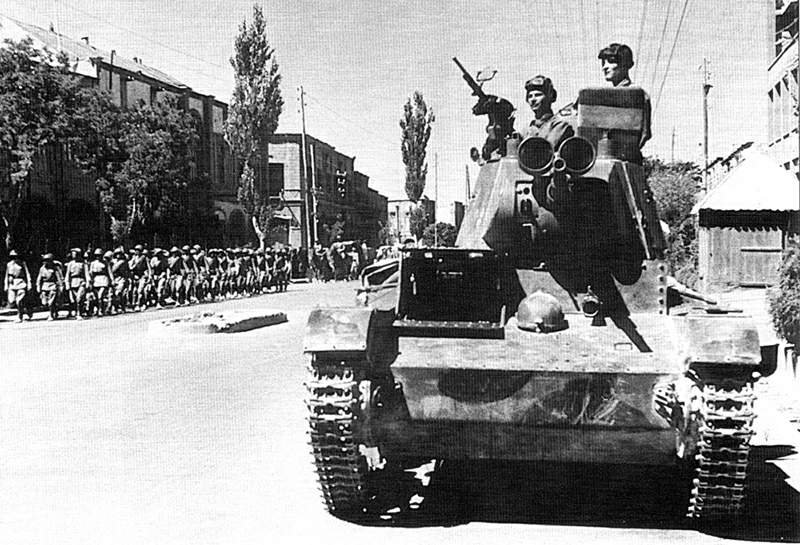 Sovyet tankları Tebriz'de