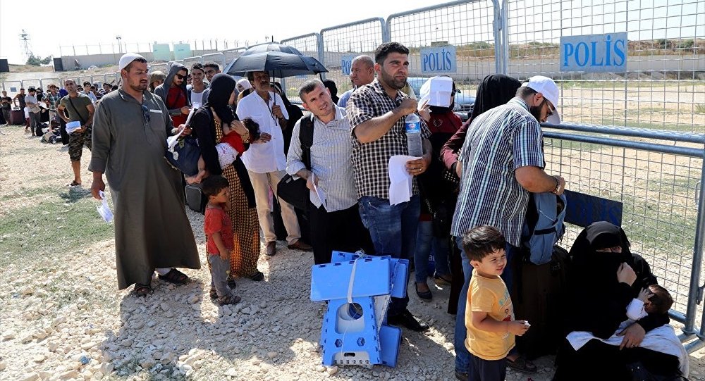 Bayram için ülkelerine giden Suriyeliler, sınır kapılarında uzun kuyruklar oluşturuyor.