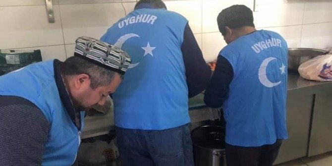 Uygurlar deprem bölgesinde soydaşlarına yardım ediyor