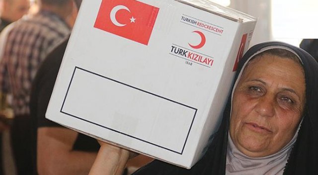 Türk Kızılay’ı Türkmen göçmenlere yardım kolisi dağıttı