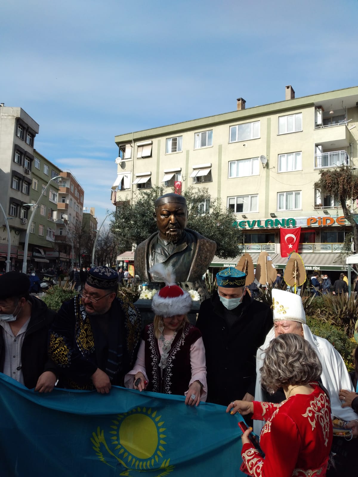 Zeytinburnu'ndaki meydana ünlü Kazak Türkü şairin adı verildi
