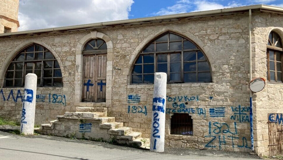 Kıbrıs’ta saldıraya uğrayan camideki hasar giderildi