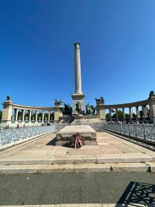 Kahramanlar Meydanı, Korint Sütunu